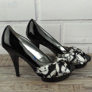 BCBGirls 7.5 black patent peep toe platform pumps